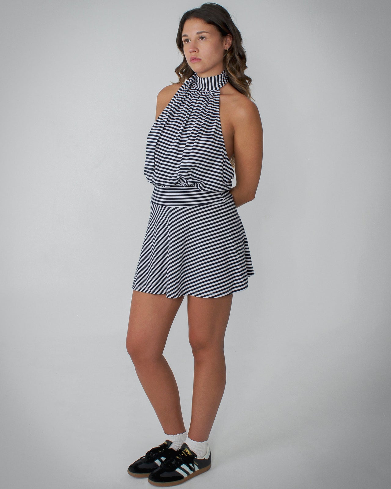 LITTLE SAILOR DRESS FOR WOMEN | Mini vestido a rayas con cuello halter y espalda al aire