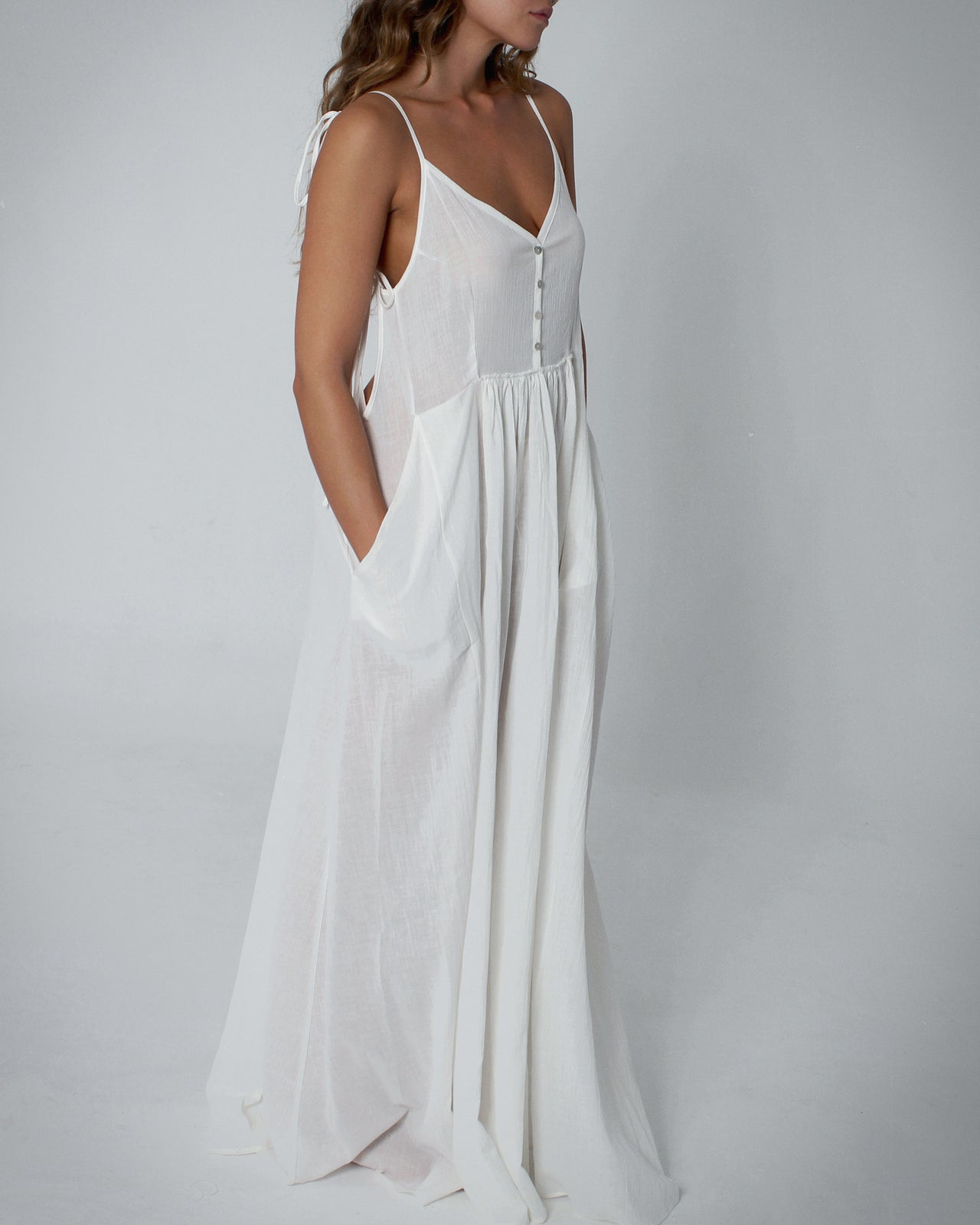 BUTTON-UP MAXI DRESS FOR WOMEN | Vestido blanco con volumen y espalda abierta